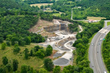 Dağ yamacında kireçtaşı ocağı olan endüstriyel açık maden sahası.
