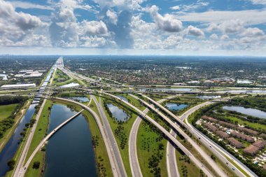 Amerikan şehir bölgesinde büyük bir otoyol kavşağı. Araç trafiğini ekspres geçmek için üst kavşak şeritleri yığılmış. Miami, Florida.