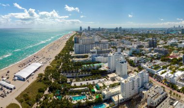 Yüksek lüks otelleri, apartmanları ve kumlu sahili olan Miami Beach şehri. Güney Florida, ABD 'de yüksek açılı turizm altyapısı.