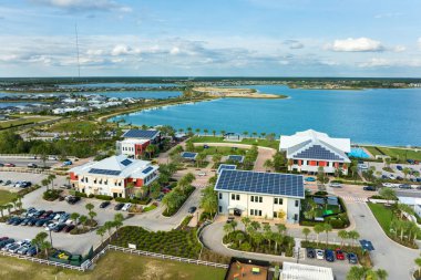 Temiz ekolojik elektrik enerjisi üretmek için fotovoltaik paneller. Solar çatıları olan Florida ofis binaları. Sıfır emisyon kavramı ile yenilenebilir elektrik.