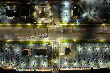 Florida, North Port 'taki alışveriş merkezi plazasında aydınlatılmış trafik arabaları var. ABD ulaştırma altyapı kavramı.