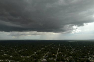 Florida 'da tropik fırtına. Şiddetli fırtına sırasında karanlık gökyüzünde fırtına bulutları oluşuyor. Hareket eden ve değişen bulutlu hava durumu.