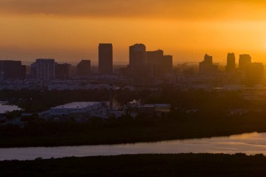 Günbatımında ABD 'nin Florida kentindeki Tampa şehrinin şehir merkezindeki çağdaş yüksek gökdelen binalarının görüntüsü. Ticari finans bölgesiyle Amerikan megapolis.