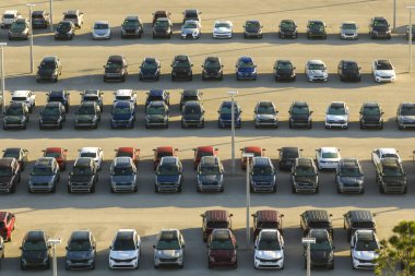 Satıcıların açık hava otoparkından bir sürü yeni araba satışa sunuluyor. Amerikan otomotiv endüstrisinin gelişimi kavramı.