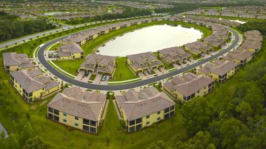 Güney Florida 'da kapalı yaşam kulüplerinde, yoğun bir şekilde inşa edilmiş konut havuzlarının manzarası. Amerikan banliyölerinde emlak gelişimine örnek olarak Amerikan rüya evleri.