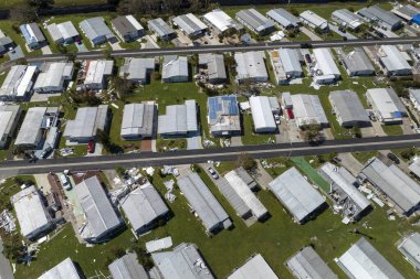 Yukarıdan bakıldığında Ian Kasırgası tarafından yıkılan Florida 'daki taşınabilir evler görülüyor. Doğal afetin sonuçları..