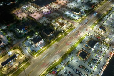 Gün batımından sonra Kuzey Liman, Florida 'da alışveriş merkezleri ve küçük işletmeleri olan geniş bir otoyol. ABD ulaştırma ve perakende altyapı kavramı.