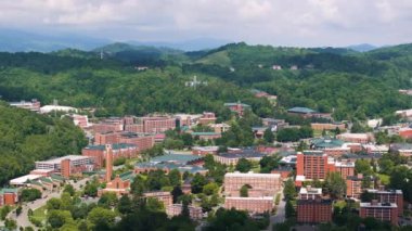 Boone, Kuzey Carolina. Appalachian Blue Ridge Dağları 'ndaki tarihi Amerikan kasabası. ABD 'deki eski şehir mimarisi. Yukarıdan sokaklar ve tarihi binalar