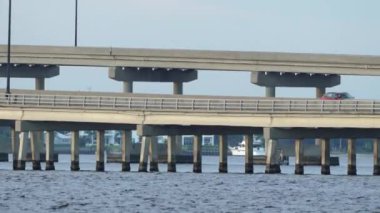 Florida 'da Charlotte Limanı' nda köprüde giden arabalar. Punta Gorda ve Port Charlotte 'u Amerika' daki Barış Nehri üzerinden bağlayan ulaşım altyapısı.