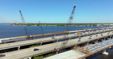 Otoyol köprüsünde inşaat halindeki trafik arabalarını sürmek. Amerikan karayolu üzerinde trafik altyapısı inşa ediliyor