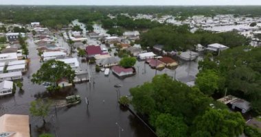 Florida yerleşim bölgesinin etrafını sularla çevrili batık araçlarla dolu yolda acil yardım ekibi. Debby Kasırgası Doğal Afet