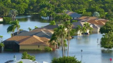 Florida yerleşim bölgesindeki kasırga yağmur sularından evleri su basmış. ABD 'nin güneyindeki doğal afet sonrası.