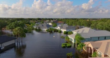 Sarasota, Florida 'daki Debby Kasırgası' ndan kalma su altı evleriyle dolu bir yerleşim bölgesi. Güney Amerika 'daki doğal afet sonrası