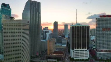 Miami Brickell 'in şehir merkezindeki gökdelen binaları Florida, ABD' de gün batımında. Amerikan megapolis 'i ve karanlık çöktüğünde finans bölgesi
