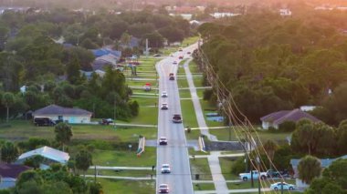 Florida, North Port 'ta araba kullanan küçük bir kasaba. Sakin yerleşim bölgesinde özel evleri olan Amerikan banliyö manzarası