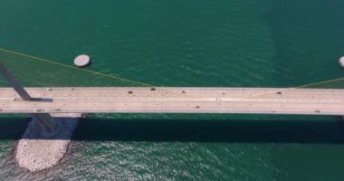 Florida, ABD 'nin ulaşım altyapısı. Tampa Körfezi üzerinde trafik arabalarıyla Sunshine Skyway Köprüsü.
