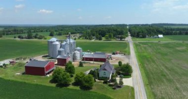 Amerika 'nın orta batısında ticari tahıl ambarları olan tipik bir Amerikan çiftliği. ABD 'de tarım manzarası