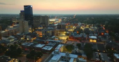 Kentucky, ABD 'nin Lexington şehrinin şehir merkezi manzarası. Modern Amerikan megapolis 'indeki yüksek gökdelen binalarıyla akşam gökdelenleri.