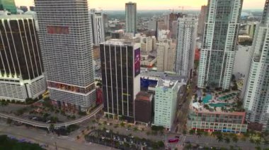 Florida, ABD 'de Miami Brickell şehir merkezi manzarası. Yüksek gökdelen binaları ve modern Amerikan megapolis trafiği olan bir cadde.