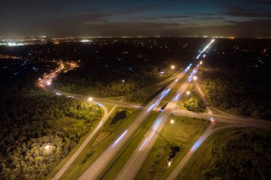 Akşamları hızla akan trafiği olan Amerikan karayolu köprüsü. Eyaletler arası ulaşım kavramı.