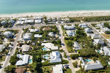Kırsal ABD banliyölerindeki Amerikan rıhtım evleri. Florida 'nın güneybatısındaki Gasparilla Adası' ndaki küçük Boca Grande kasabasındaki büyük yerleşim yerlerinin manzarası.