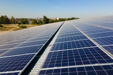 Fotovoltaik çatısı temiz ekolojik elektrik enerjisi üretmek için güneş panelleriyle kaplı otonom bir bina..