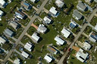 Florida yerleşim bölgesindeki Ian kasırgasından sonra ağır hasar görmüş mobil evler. Doğal afetin sonuçları..
