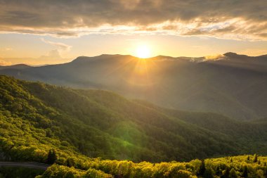Smokey Dağları 'nda parlak günbatımı yaz ormanları. Mitchell Dağı Kuzey Carolina 'daki Appalachian dağlarında yaz mevsiminde taze yeşil orman ağaçları ile zirve yapar. ABD doğasının güzelliği.