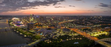 Cincinnati city, Ohio USA. Gece vakti Amerikan Megapolis şehir merkezindeki gökdelen binaları aydınlık bir şekilde aydınlatılıyor..