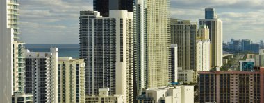 Sunny Isles Sahili 'ndeki Atlantik Okyanusu kıyısında pahalı oteller ve daireler. Güney Florida 'daki Amerikan turizm altyapısı.