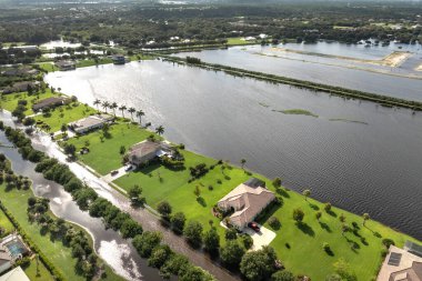 Florida yerleşim bölgesindeki kasırga yağmur sularından evleri su basmış. ABD 'nin güneyindeki doğal afet sonrası.