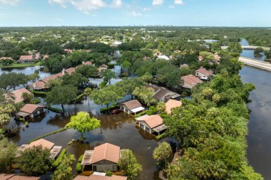 Debby Kasırgası yüzünden Florida 'da sel baskını. Sarasota 'da sel sularıyla çevrili yerleşim yerlerindeki banliyö evleri. Doğal afetten sonra.