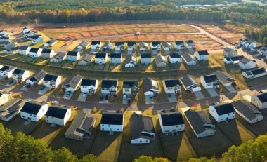 Güney Carolina 'nın banliyö bölgesinde yeni evler inşa etmek için zemin hazırlandı. Büyüyen Amerikan banliyöleri kavramı.