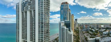 Pahalı otelleri ve Atlantik Okyanusu kıyısındaki apartman binalarıyla Sunny Isles Beach 'in yüksek açılı manzarası. Güney Florida 'daki Amerikan turizm altyapısı.