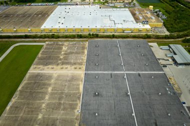 Uluslararası sevkiyat için birçok yarı kamyonun indirip yüklediği büyük ticari dağıtım deposu. Küresel pazar ekonomisi kavramı.