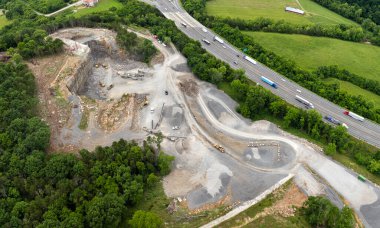 Ezilmiş taş işleme tesisi olan büyük bir taş ocağı. İnşaat endüstrisi için doğal kaynakların çıkarılması.