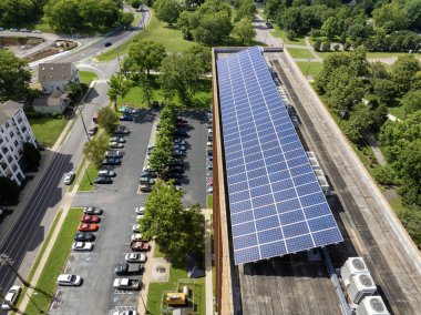 Güneş enerjisi üretmek için konut binasının çatı katındaki fotovoltaik paneller. Sıfır emisyon kavramı ile yenilenebilir elektrik.