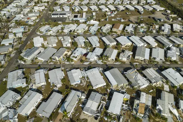 Güçlü kasırgalardan kaynaklanan mülk hasarı. Florida 'da yıkık dökük çatıları olan mobil evler. Doğal afetin sonuçları..