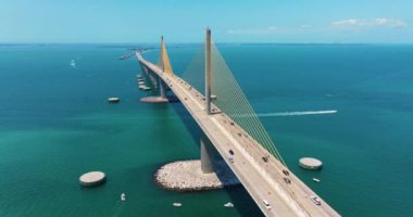 Florida 'daki Tampa Körfezi üzerindeki Sunshine Skyway Köprüsü' nün hava görüntüsü. Ulaşım altyapısı kavramı.