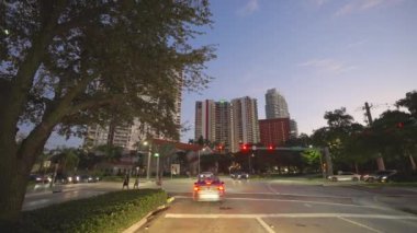 Gece Miami Beach, Florida 'da araba kullanırken görülmüş. Ulaşım ve trafik kavramı. Şehir caddesinde güney binaları arasında araç sürüyor.
