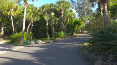 Güneşli Florida 'da manzaralı yolda araba kullanmak. Casey Key Kıyı Konutları Resimli Sokaklar
