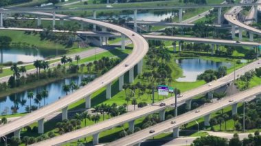 Karmaşık otoyol üst geçidi Miami, Florida 'da yoğun trafik olan şeritleri yükseltti. Amerikan yüksek hızlı yol ayrımları.