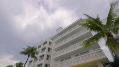 Miami Beach, Florida turistik bölgesinde Ocean Drive 'da kişisel bakış açısıyla araba kullanmak.
