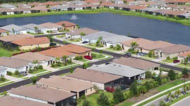 Florida 'nın güneybatısındaki yeşil palmiye ağaçları arasında pahalı malikaneler. Zengin yerleşim yerlerinin hava manzarası.