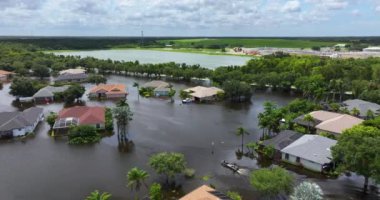 Laurel Meadows yerleşim bölgesinde sel felaketi. Florida yerleşim bölgesindeki sel baskınından sonra sular altında kalmış bir tekne.