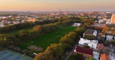 Savannah, Georgia 'daki Forsyth Park. Eski tarihi mimarisi olan panoramik şehir manzarası. Akşamları Güney Amerika mimarisi