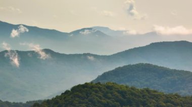 Yaz yağmuru mevsiminde Great Smokey Dağları. Kuzey Carolina Appalachians, ABD 'deki dağlık tepeler.