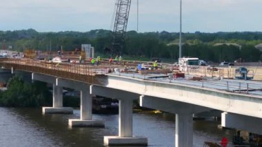 Ellenton, Florida 'daki karayolu köprü inşaatında çalışanlar. Asker J.D. 'nin gelişimi. Young Memorial Köprüsü, Manatee Nehri 'ni geçiyor. Hareket halindeki arabalı Amerikan otoyolu.