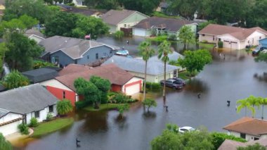 Florida, ABD 'deki yerleşim birimlerinde kasırga evleri sular altında bıraktı. Doğal afetten sonra