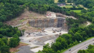 Dağ yamacında kireçtaşı ocağı olan endüstriyel açık maden sahası.